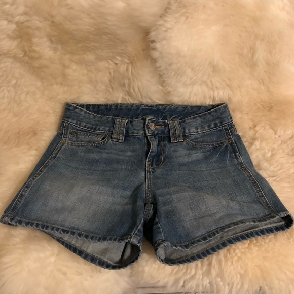 GAP Mid-Rise Light Wash Denim Shorts - Picture 2 of 5